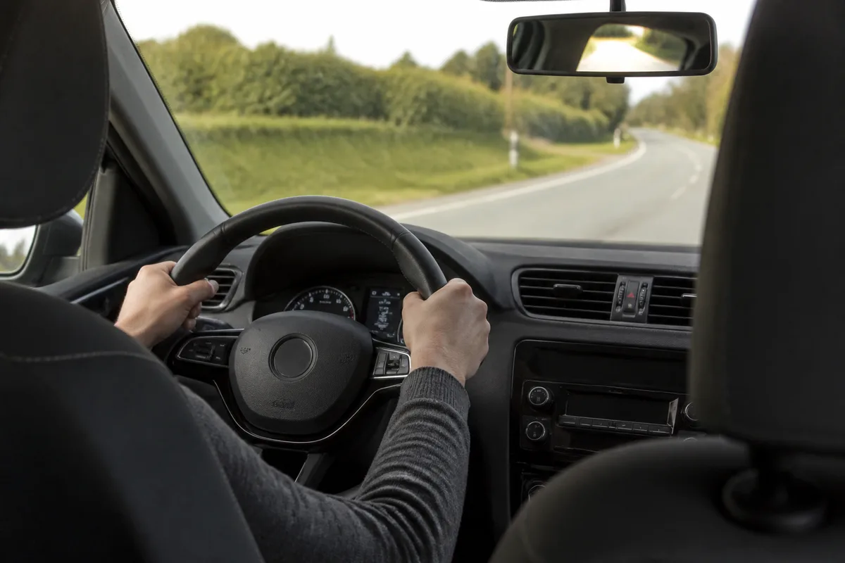 Élève et moniteur au volant pendant une leçon de conduite intensive