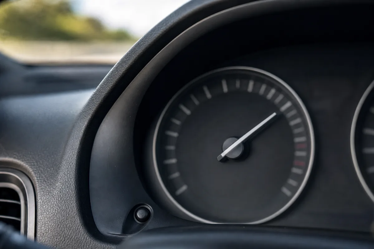 Compteur de vitesse d&rsquo;une voiture illustrant les limitations réduites imposées au permis probatoire